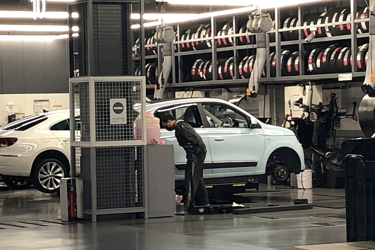 前後のタイヤが逆に装着されていた「俺のナロー」。それを正しくするべく、スーパーオートバックスでタイヤをローテーション。当初、お店の人に「サイズが違うからできない」と言われたが、実はもともと間違って装着されていて、入れ替えた姿が正しいことを説明して作業にこぎ着けた。さすがマイナー車。