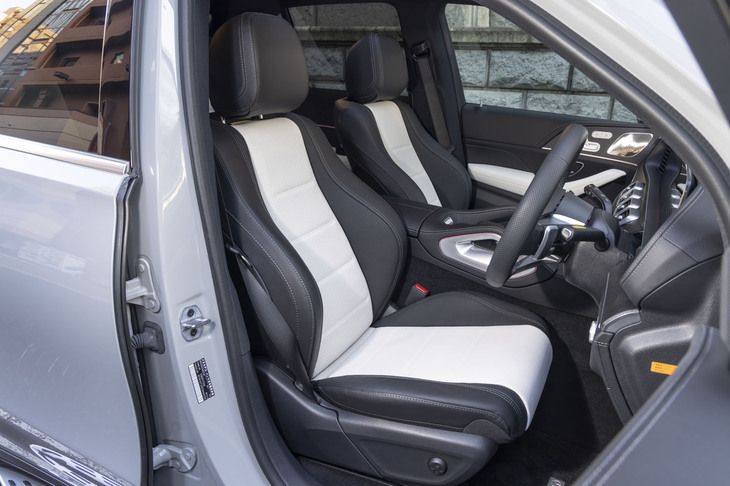 シート表皮はナッパレザーと本革の組み合わせ。黒と白のコントラストが目を引くカラーリングだ。