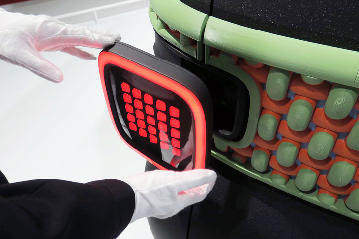 ヘッドランプ／テールランプは、ボディーの装飾パネルを外す際に邪魔にならないよう、動かせるようになっている。