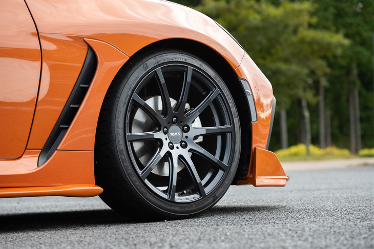 試乗車は、オプションの18インチ鍛造ホイール「TWF04」とハイグリップタイヤ「ブリヂストン・ポテンザRE-71RS」を装備。タイヤサイズは、ノーマルでは前後ともに215/40R18となるのに対し、この仕様では前：215/40R18、後ろ：225/40R18の前後異径となる。