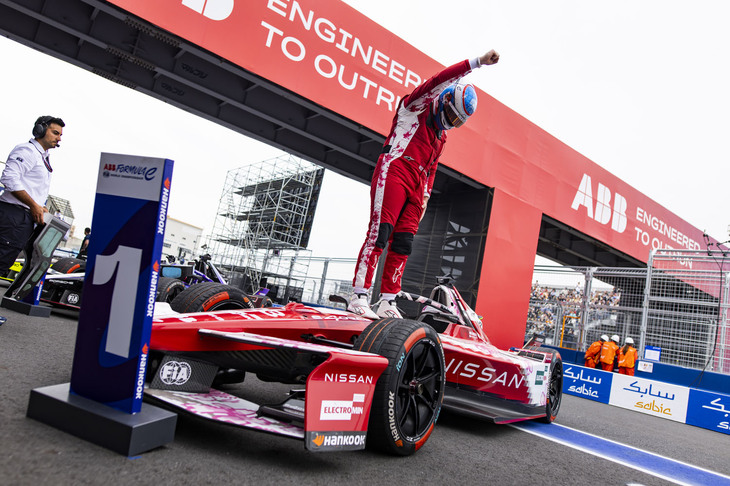 カーナンバー23のマシン上でこぶしを上げ喜びを表現した日産のオリバー・ローランド選手。ポールポジションからのスタートとなった第9戦では一時6番手まで順位を落とすものの、アタックモードを上手に利用しトップの座を奪い返した。2年目の東京大会で見事、日産に念願の母国優勝をプレゼントした。