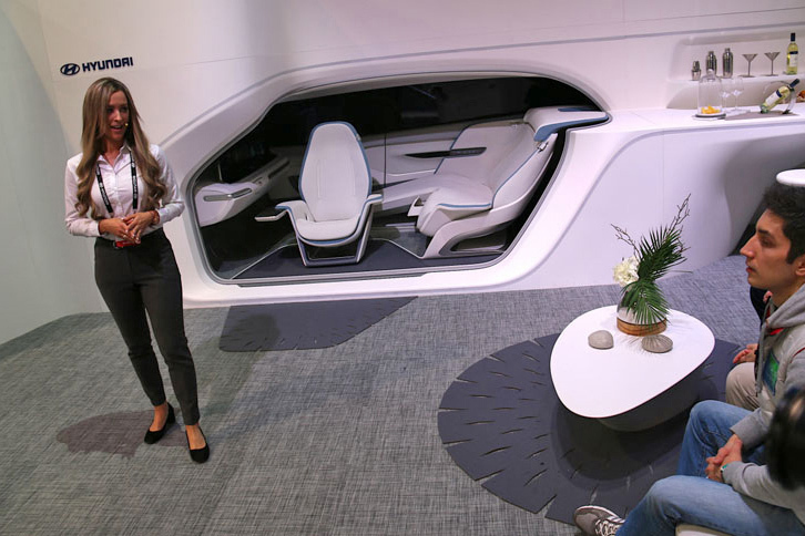 クルマと家電とのコネクテイビティーについては、今年も昨年に引き続き、いくつかの自動車メーカーがアピールした。写真のヒュンダイもそのひとつで、クルマのキャビンと家を連携させたセットを使って、デモを行った。