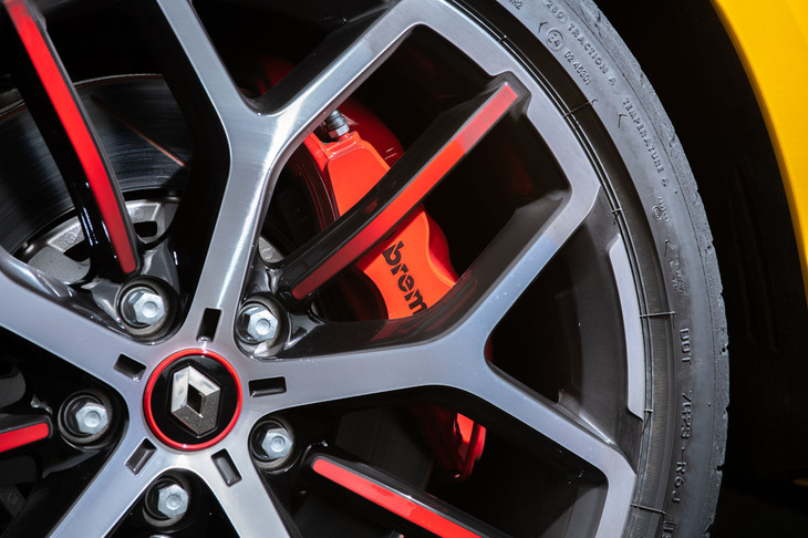 鋳鉄製のディスクとアルミ製のハブを組み合わせたバイマテリアルのフロントブレーキ。4ピストンのモノブロックキャリパーは、「トロフィー」では赤く塗られている。