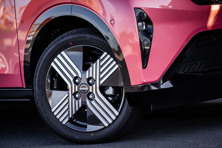 今回の試乗車両は、日本の美意識を感じさせるという水引デザインが採用された15インチアルミホイール（オプション）に、165/55R15サイズの「ブリヂストン・エコピアEP150」を装着していた。