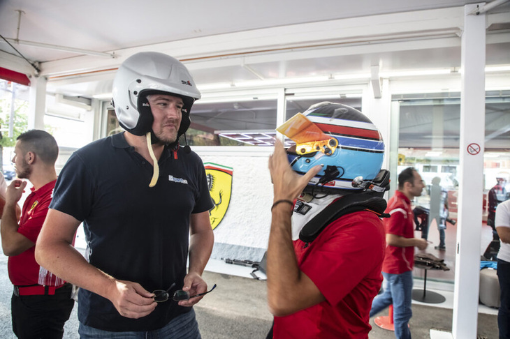 「SF90 XXストラダーレ」の試乗後、フィオラーノのピットにてフェラーリのテスト兼開発ドライバー、ラファエレ・デ・シモーネ氏（写真右）と独アウトビルトのアレックス・ベルント（写真左）が最初のスティントを分析。