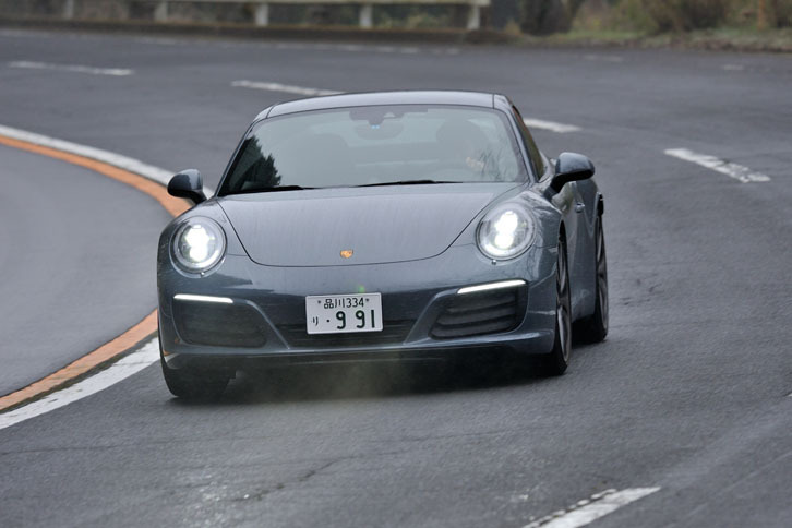 第1回の試乗車は新型「ポルシェ911カレラS」。ターボ化されたフラット6を、谷口氏はどう見る？（写真＝小林俊樹）