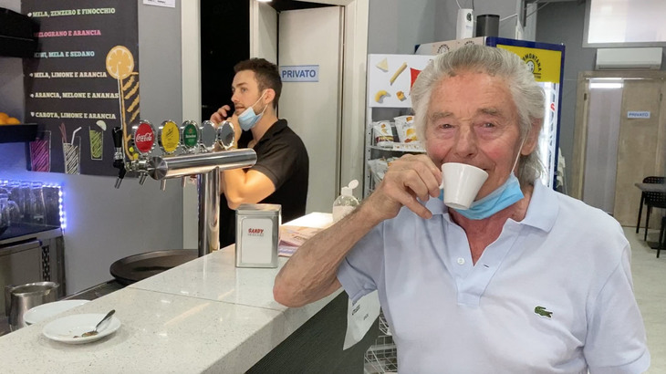 朝食とコーヒーブレークは毎日、近所のバールでとっている。