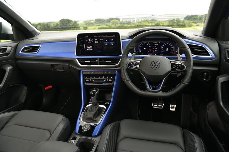 「ラピスブルー」の「Ｒ専用ダッシュパッド」（写真）は、ボディーカラーが有償オプションとなる「ラピスブルーメタリック」選択時にのみ採用される。