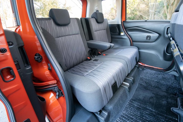 リアシートは165mmの前後スライド機構と最大56度のリクライニング機構を備えている。写真は左右とも一番後ろにスライドさせたところ。