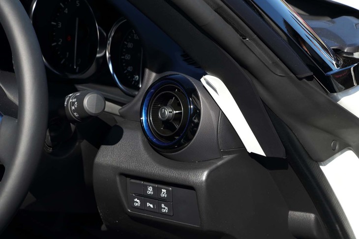 「990S」には、インテリアにも特別仕様のアイテムがある。それがブルーメタリックのエアコンルーバー。専用のアクセントカラーを取り入れることで、特別感を演出している。