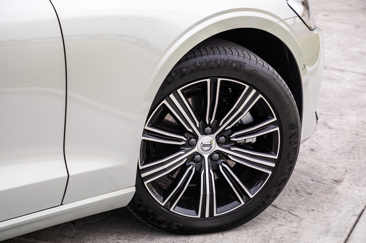 試乗車は、前後235/45R18サイズの「コンチネンタル・プレミアムコンタクト6」を装着していた。