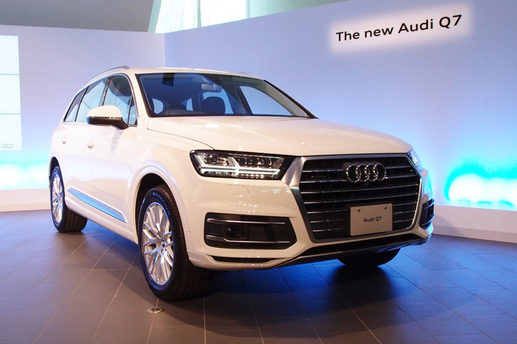 2015年のデトロイトショーで発表され、日本では翌年に発売された「Q7」。「Q2」とは大きく異なる、六角形のグリル形状をしている。
