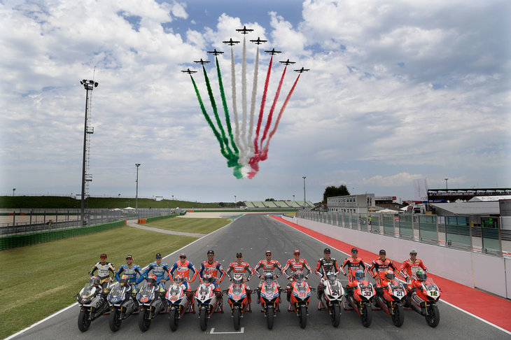 レースの前にはイタリア空軍のアクロバットチームが空にイタリア国旗のカラーを描き、会場を盛り上げた。