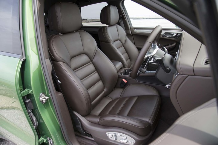 試乗車の前席は、オプションの18Way電動アダプティブスポーツシート（29万2000円）。シートヒーターは別途6万9000円のオプション扱いとなる。