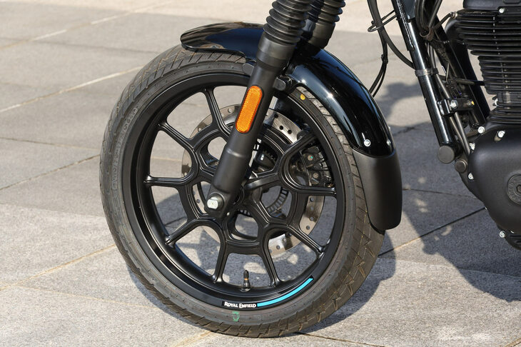 タイヤサイズは、前：110/70-17、後ろ：140/70-17というスポーツ指向な組み合わせ。前輪のジオメトリーも、キャスター角：25°、トレール量：94mmと、かなりハンドリングのよさを重視したものだ。