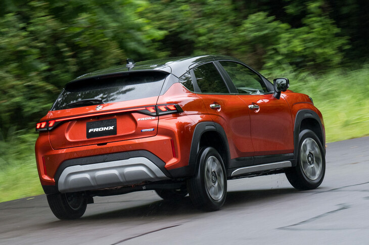 最後に、“世界共通”の「フロンクス」の魅力についても紹介。快適性に関しては後席の乗り心地も重視しており、ダンパーの適合は常に4人乗車の状態で確認。また、4.8mという最小回転半径は5ナンバーのライバル「ダイハツ・ロッキー／トヨタ・ライズ」より小さいもので、なんと「スイフト」や「ソリオ」と同等とのことだ。（写真：向後一宏）