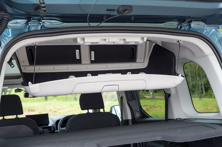 ガラスを開ければリアのシーリングボックスが使える。後ろから見ると吊戸棚のようになっているが、後席側からは引き戸を介してアクセスできる。