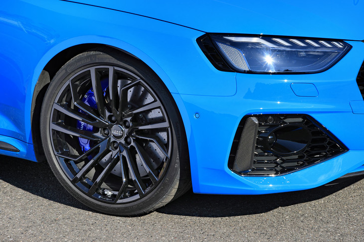 ホイールには全5種類のデザインを用意。タイヤサイズは前後ともに275/30ZR20で、試乗車には「コンチネンタル・スポーツコンタクト6」が装着されていた。