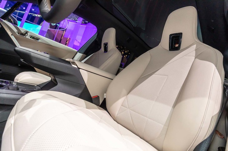 BMW iX（フロントシート）