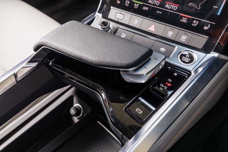 個性的な形状のシフトセレクター。ドライバーは中央のパームレストから手を離すことなく、指先の操作だけでギアポジションを変えられる。