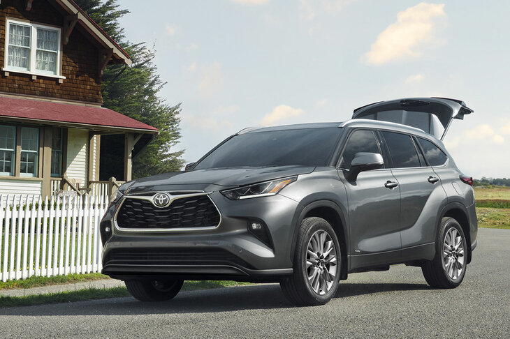 こちらも日本に導入された、3列シートのクロスオーバーSUV「ハイランダー」。米国では2.4リッターターボの純エンジン車も販売されており、また2027年モデルとして電気自動車バージョンの新型も発表済みだ。ただ日本では、既存のハイブリッド車のみが販売される様子。