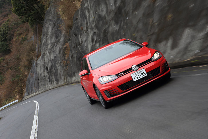 DSG仕様と同じく、MT仕様にも状況に応じてギアレシオが変化する「プログレッシブステアリング」や、電子制御ディファレンシャルロックなどが装備される。