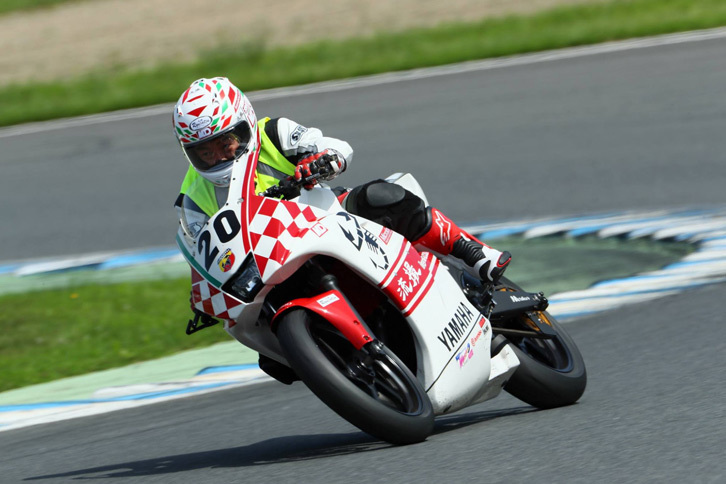 テレビで見る世界選手権の選手たちはヒジまで擦るほどバイクを傾けるが、イケノヒラはブーツの先っぽが擦れたのみ。まだまだ修行が足りません。