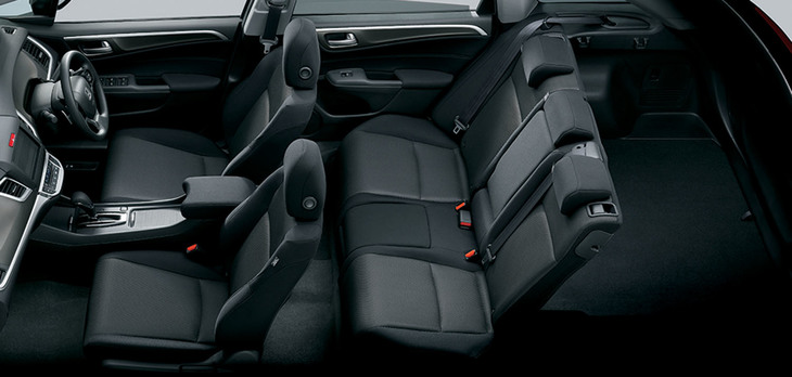 2列シート5人乗り仕様の室内レイアウト。