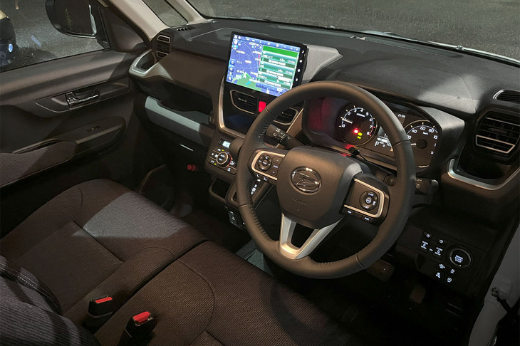 ブラックを基調に、シンプルにまとめられたインストゥルメントパネル。華美な雰囲気がなく、実用性を重視したデザインのコックピットである。ステアリングホイールとシフトセレクターに本革が巻かれるのはこの「RS」グレードのみ。