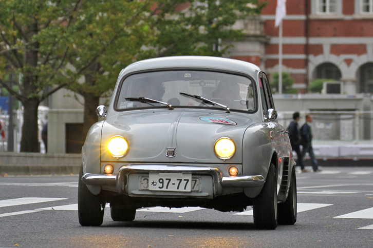 はみ出しそうに太いタイヤを履き、イエローバルブのヘッドライトを点灯させて走る「ルノー・ドーフィン ゴルディーニ」。ゴルディーニチューンの845ccエンジンを積んだスポーツセダンである。