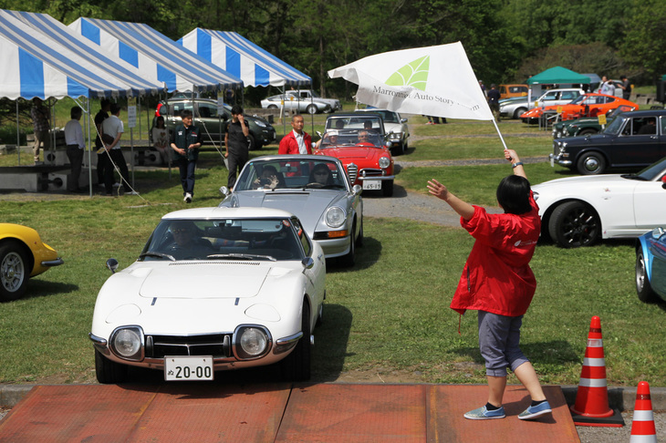 先頭を除きスタート順は任意。1967年「トヨタ2000GT」に1970年「ポルシェ911T」、1963年「アルファ・ロメオ・ジュリア スパイダー」などが続く。