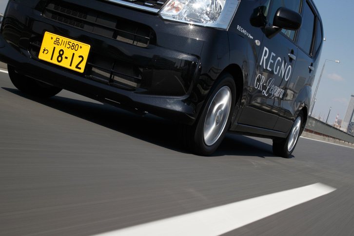 「GRレジェーラ」はブリヂストンのスタンダードタイヤ「エコピアEX20C」より静粛性や操縦安定性能が高められているほか、トレッド面全体を均一な接地圧で路面に接地させることで、耐摩耗性能も向上させているという。