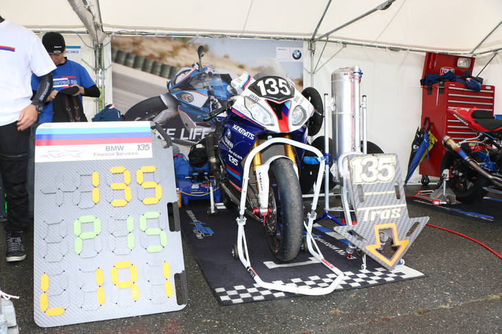 2018年の“鈴鹿8耐”に参戦したマシンも展示された。写真の「BMW Financial Services 135」チームの「BMW S1000RR」には、武石伸也選手、マイケル・ラバティ選手、クリスチャン・イドン選手の3名のライダーが乗車した。