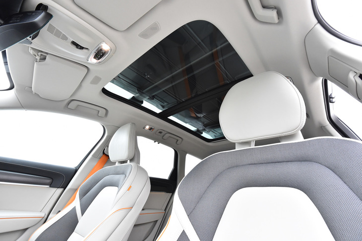 「チルトアップ機構付き電動パノラマガラスルーフ」も「オーシャンレースエディション」の特別装備。