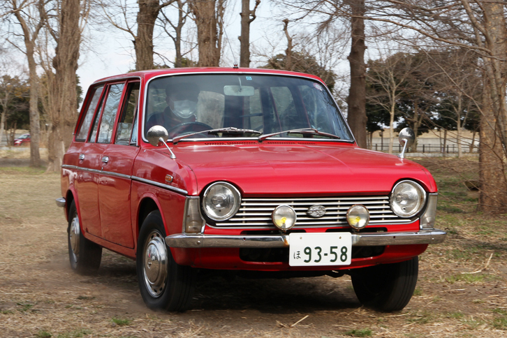 1968年「スバル1000バン」。4ナンバーの商用バンだが、4輪独立懸架をはじめセダンと同様の独創的かつ進歩的な設計を持った、今日のスバル製ワゴンのルーツ的なモデル。