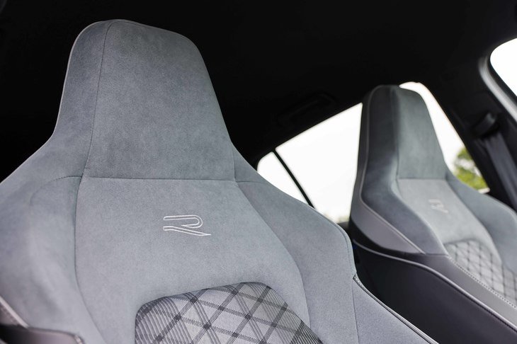 フォルクスワーゲン・ゴルフeTSI Rライン（フロントシートバックの「R」エンブレム）