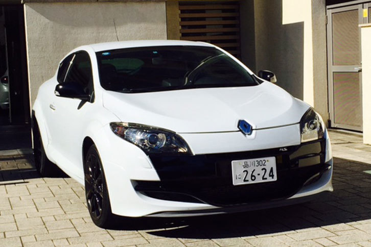 伊達軍曹のかつての愛車「ルノー・メガーヌ ルノースポール モナコGP」。「素晴らしい車でしたが、素晴らしすぎてやや刺激が足りず、比較的短期間で売却しました」
	 