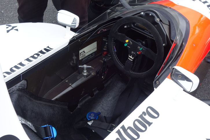 「マクラーレン・ホンダMP4/6」のコックピット。マニュアルトランスミッションを搭載する最後の世代のマシン。