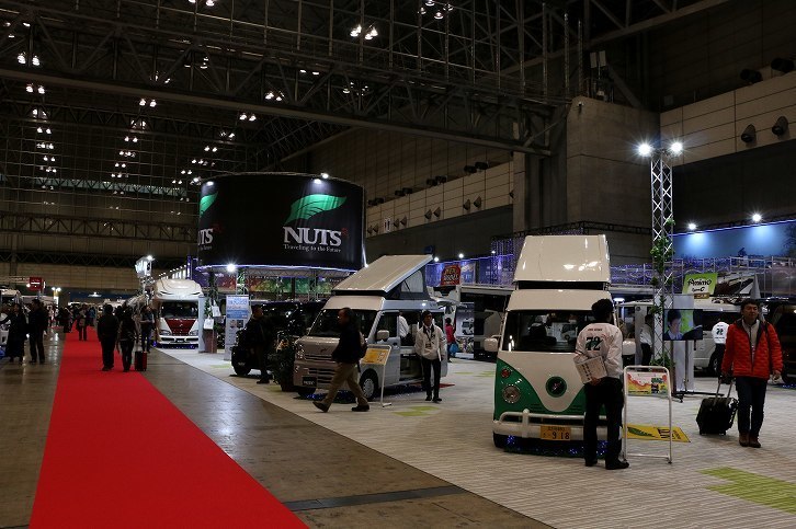 ジャパンキャンピングカーショー2018の風景。降雪の影響もあり、例年より来場者の出足は遅かったようだ。依然、軽キャンパーのニーズは高いようだが、ファミリー層の需要が拡大しており、「ハイエース」やトラックベースの室内が広いものが人気だ。