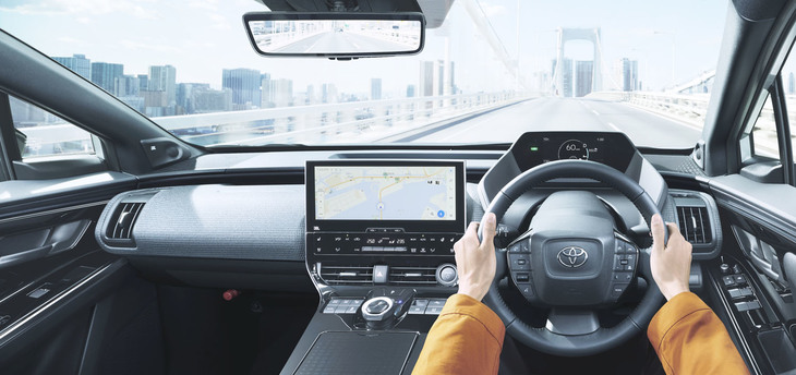 高さを抑えたダッシュボードによって優れた前方視界を確保している。トヨタとしては初となるダイヤル式シフトセレクターを採用した。