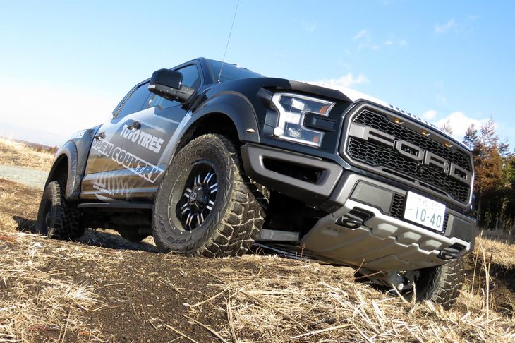 草原にぽっかり空いた穴ぼこへとアプローチする「ラプター」。こうご氏いわく、こうしたシーンでは「フロントやリアは心配なさそうだけど、ホイールベースが長いので“おなか”は気にしておいたほうがいいかも」とのこと。