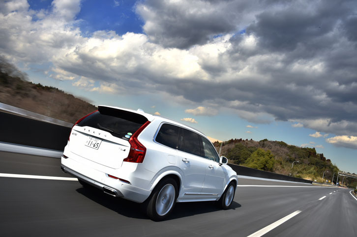 
	高速道路を行く「XC90 T6 AWD インスクリプション」。テスト車には、ボルボ初となるエアサスペンションが装着されていた。
	