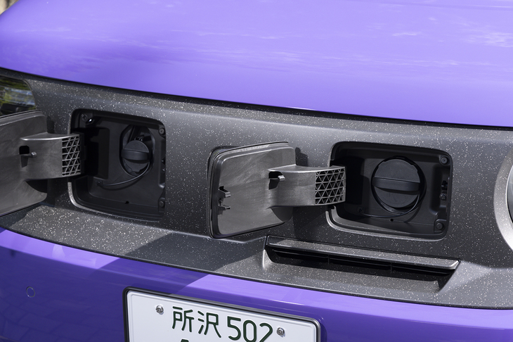 左右のヘッドランプ間に交流用と直流用の2つの充電ポートを装備。ブラックのこの部分はホンダ車の廃バンパーなどをベースとした素材でつくられている。