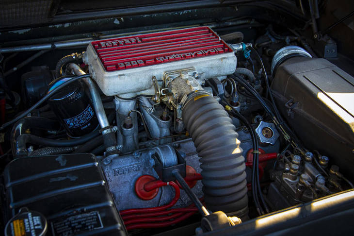 「フェラーリ328GTS」（黒）の3.2リッターV8エンジン。（写真＝木村博道）
