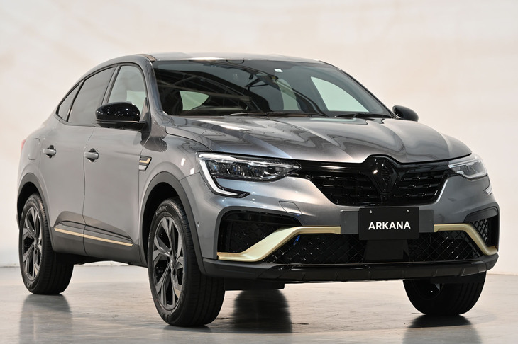 ボディーカラーは全3種類。こちらはインポーターであるルノー・ジャポンがイチ押しの新色「グリメタルメタリック」。メタルなのにメタリックだ。