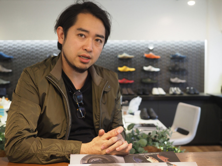 ブランドディレクターの宮部修平さん。「レーシングドライブからスーツに合うものまで、さまざまな人のさまざまなライフスタイルにフィットするドライビングシューズを作りたい」と語る。。