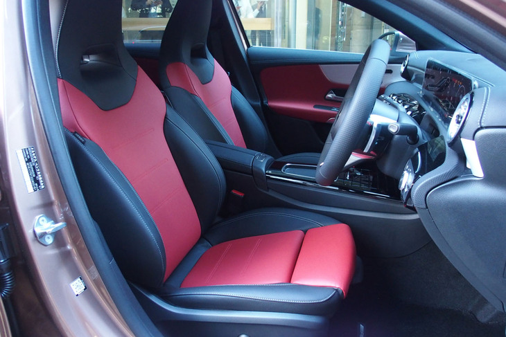 メルセデス・ベンツA200d（フロントシート）