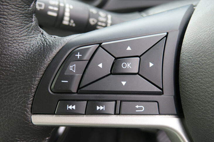 三菱eKクロスEV P（ステアリングスイッチ）