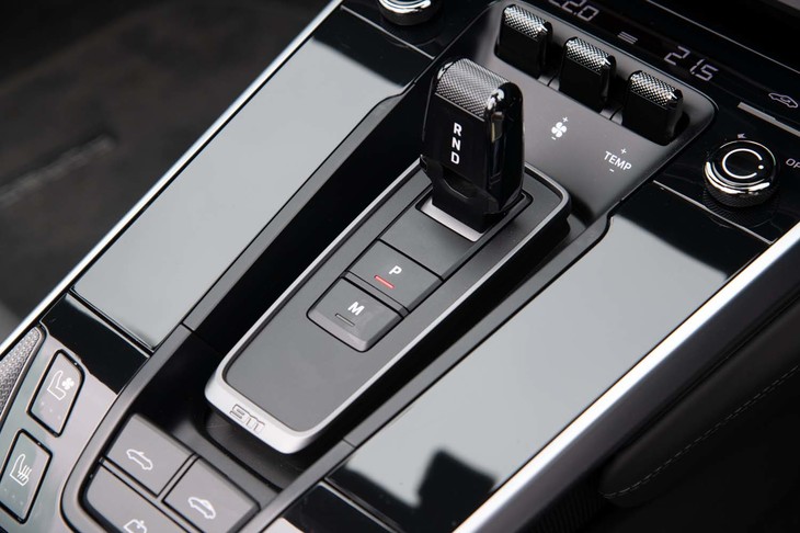 トランスミッションは8段のデュアルクラッチ式AT。セレクターの後方にはルーフのオープンスイッチとクローズスイッチが独立して用意される。