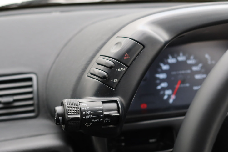 日産R32EV（メーターバイザー周辺のスイッチ類）